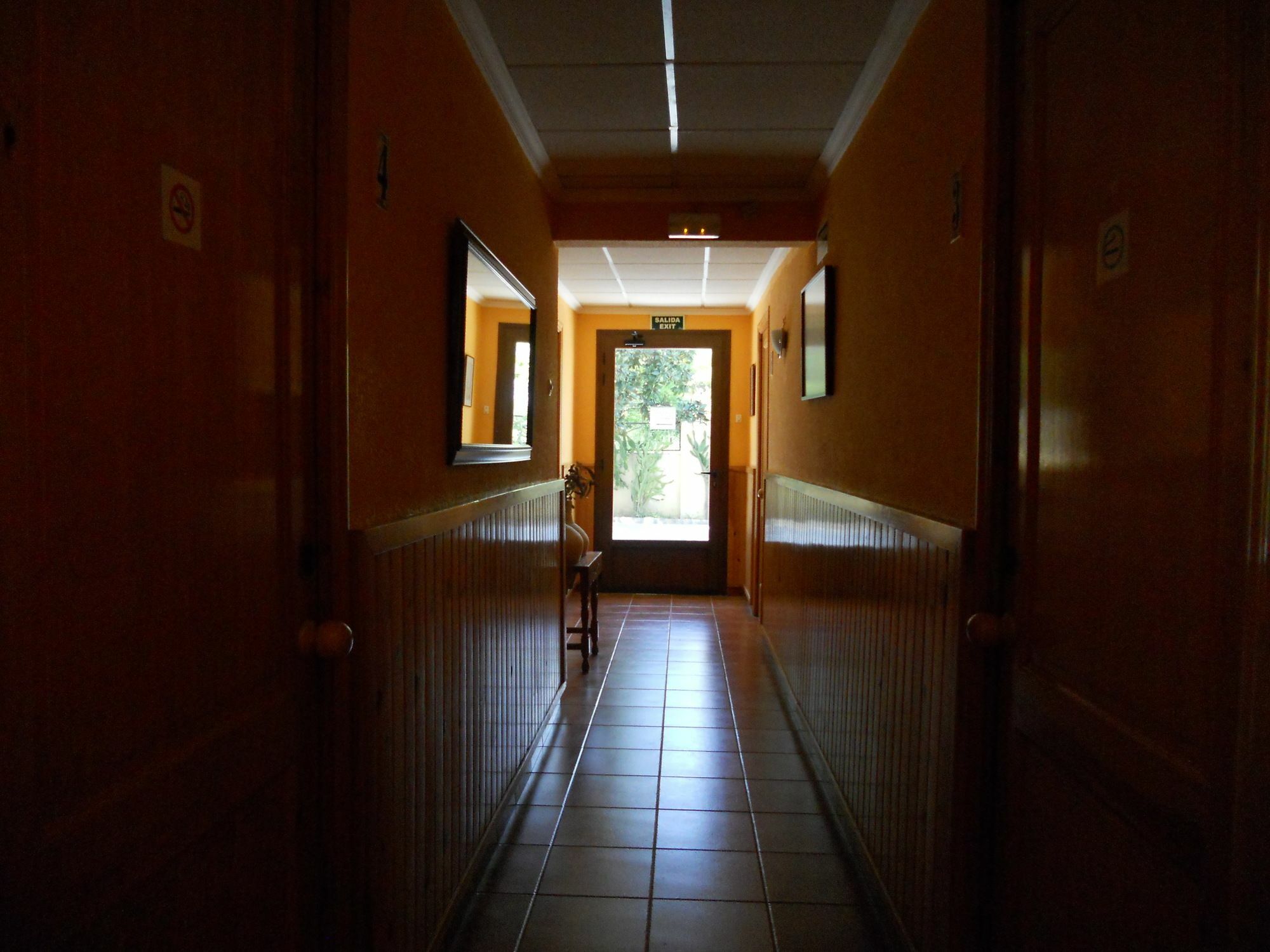 Hostal El Callejon Tarragona Luaran gambar
